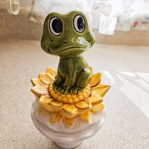 Vintage Neil the Frog Sunflower Lily Pad Salt and Pepper Shakers Sears Roebuck
